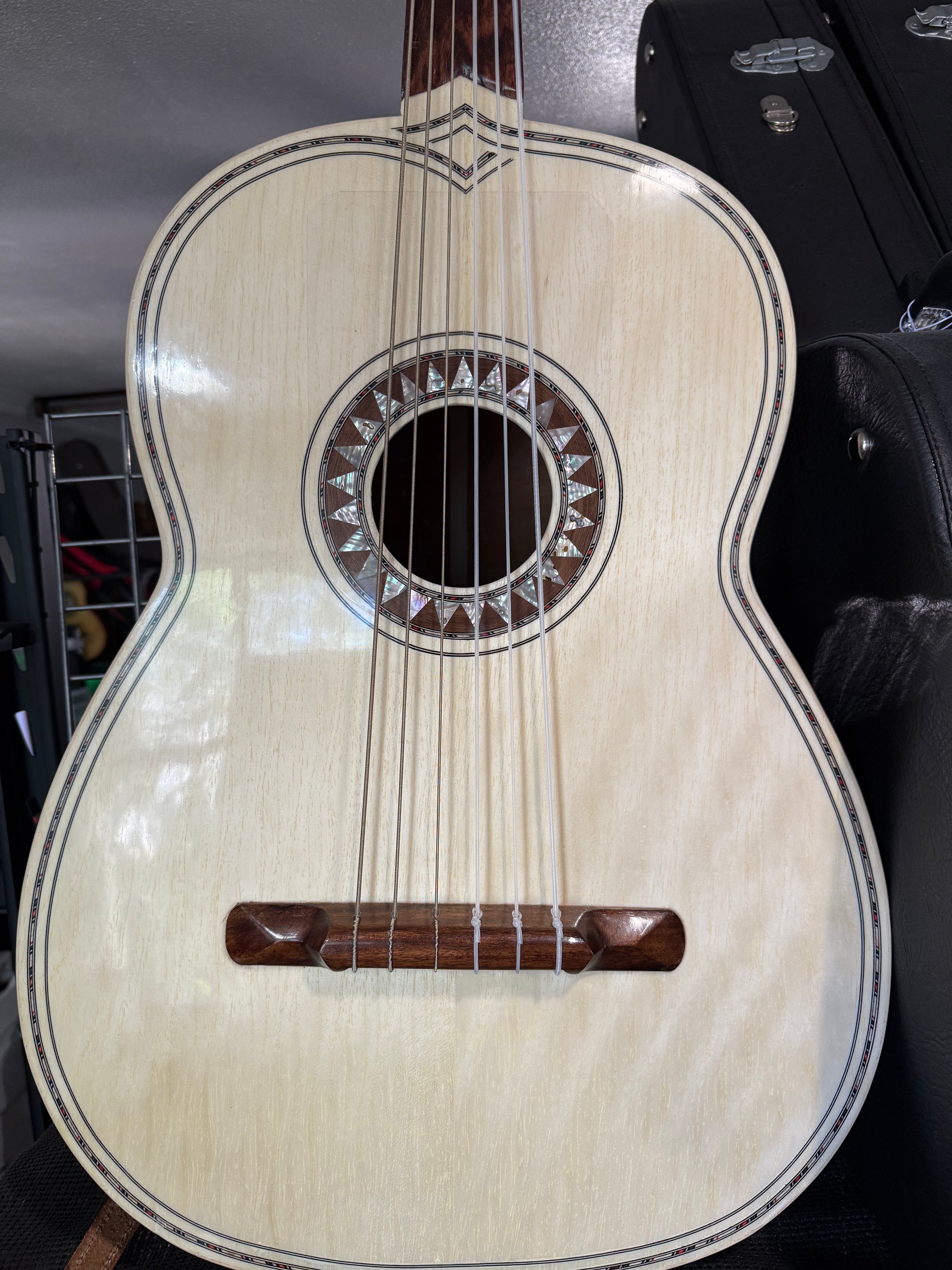 VTV - M Guitarron size 2